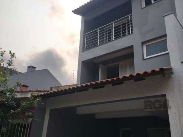 Casa com 3 quartos à venda na Rua Ari Peixoto Martins, 146, Espírito Santo, Porto Alegre, 182 m2 por R$ 750.000