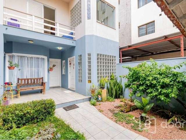 Casa com 3 quartos à venda na Avenida Lavras, 609, Petrópolis, Porto Alegre, 255 m2 por R$ 1.100.000