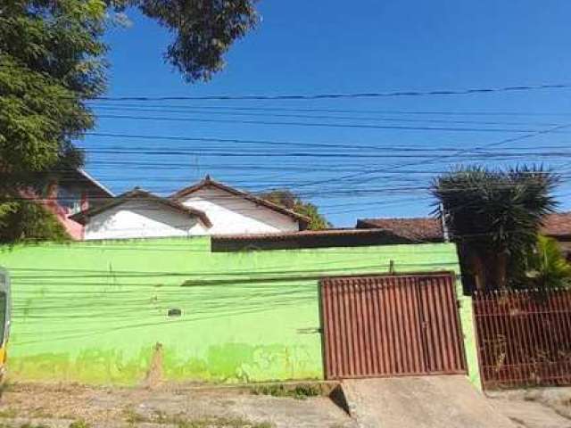 Casa estilo colonial com 173 mts, 3 quartos, localização privilegiada