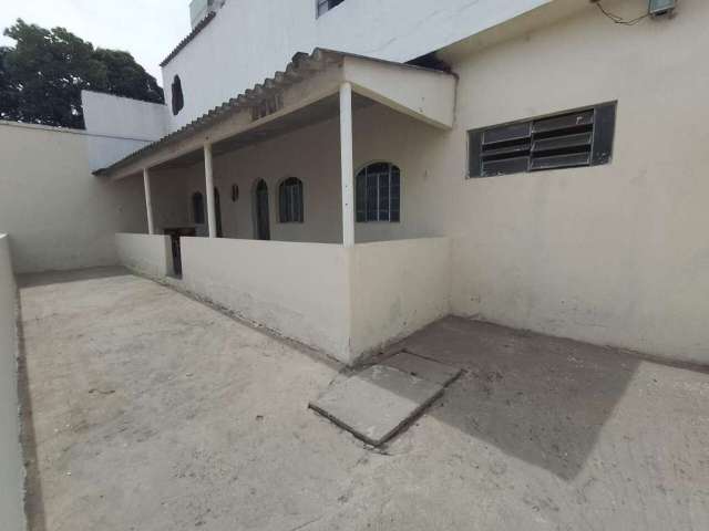 Oportunidade + casa + terraço + quintal + barracão