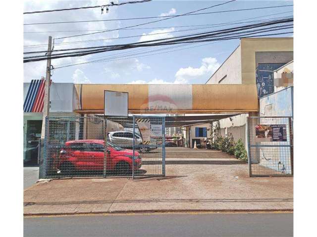 Aluguel de Estacionamento com Lava-rápido e Escritório com 890 m² de terreno.