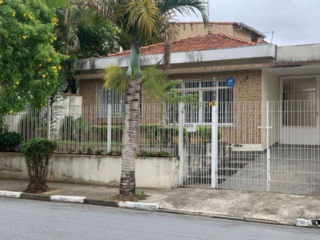 Casa térrea com 2 quartos, sala ampla a venda por R$630.000 e locação R$2.950,00 + IPTU