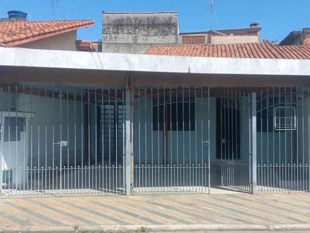 Ótima casa térrea com 02 dormitórios sendo 01 suíte