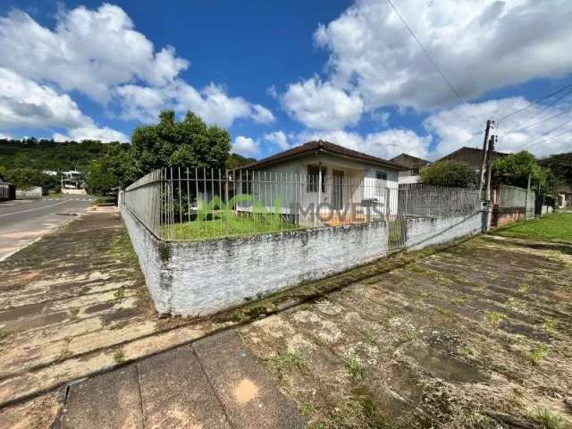 Terreno com 452,40 m² no bairro Floresta, com 2 Casas