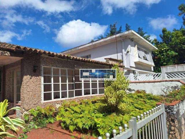 CASA de 3 DORMITÓRIO em TERRENO de 275 m²