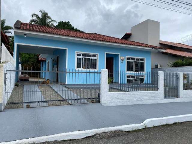 Casa com 3 quartos à venda no Pagani, Palhoça  por R$ 869.000