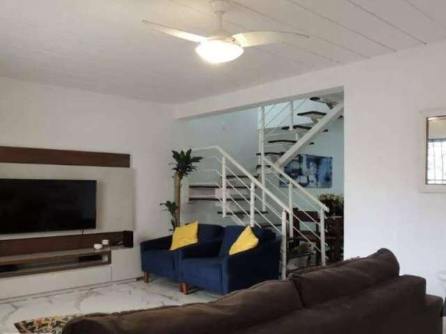 Excelente casa duplex com sótão; de 99M² com três quartos, sendo uma suíte. Toda em porcelanato, com uma vaga na escritura. ACEITA FINANCIAMENTO.