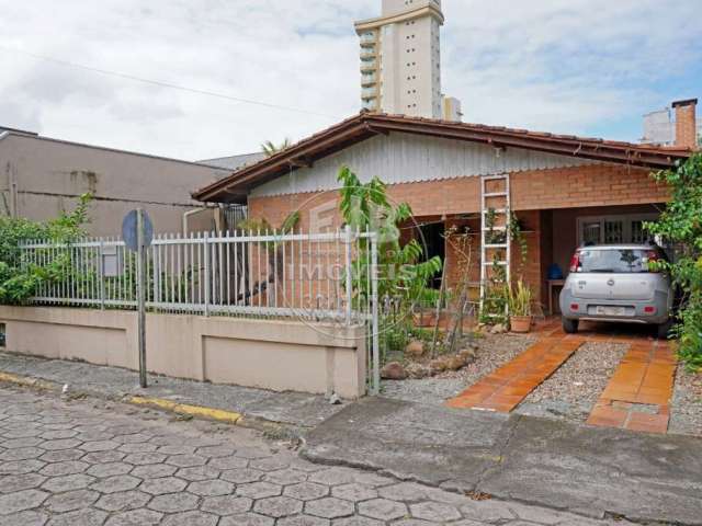 Casa com 2 quartos à venda na Francisco José Vieira, 35, Centro, Balneário Piçarras por R$ 1.800.000