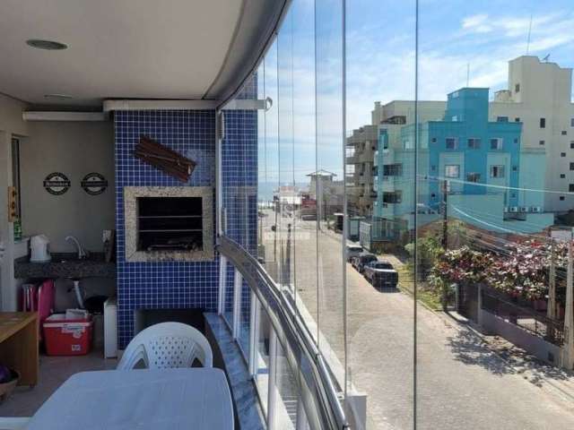 Apartamento com 3 dormitórios a poucos metros do mar