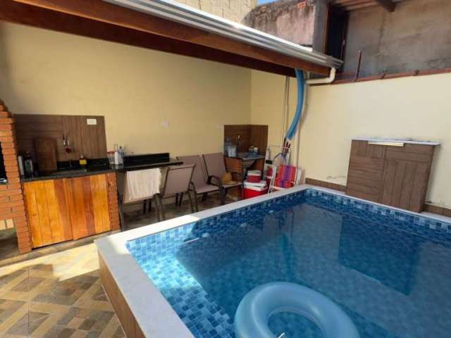 Linda casa em bairro residencial com piscina e churrasqueira em itanhaém!