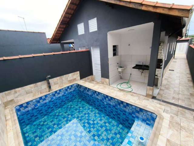 Casa geminada lado pista 900mts do mar em excelente localização com piscina e churrasqueira em itanhaém!!