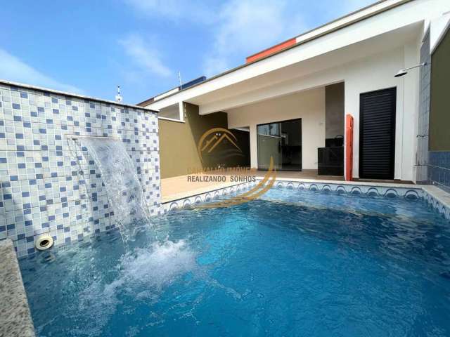 Linda casa lado praia com acabamento impecável com piscina e churrasqueira em itanhaém!