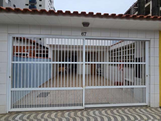 Linda casa 2 dormitórios com 2 banheiros a 50 metros do mar na Vila Caiçara- Praia Grande-SP