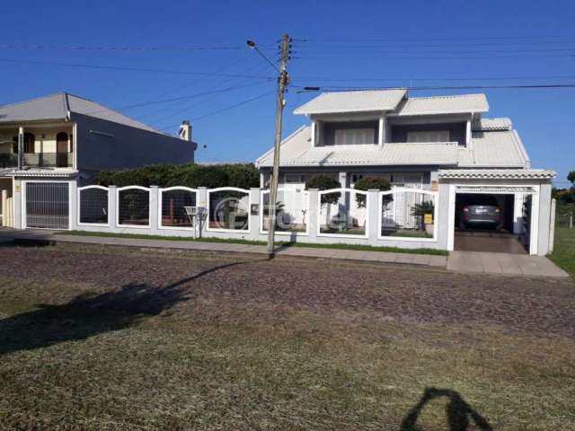 Casa com 3 quartos à venda na Rua das Petúnias, 3723, Capão Novo, Capão da Canoa, 290 m2 por R$ 850.000