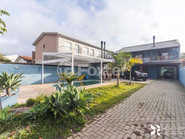 Casa com 4 quartos à venda na Rua Jerolomo Minuzo, 317, Vila Nova, Porto Alegre, 304 m2 por R$ 900.000