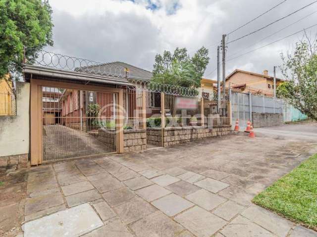 Casa com 3 quartos à venda na Rua Frederico Etzberger, 252, Nonoai, Porto Alegre, 315 m2 por R$ 586.000