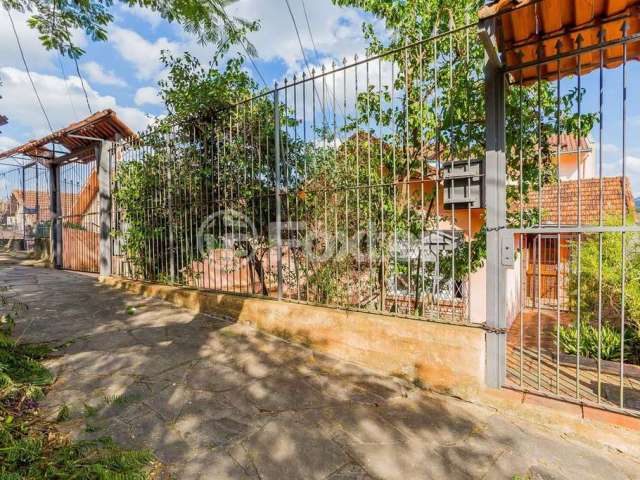 Casa com 6 quartos à venda na Rua Professor Abílio Azambuja, 95, Jardim do Salso, Porto Alegre, 256 m2 por R$ 900.000