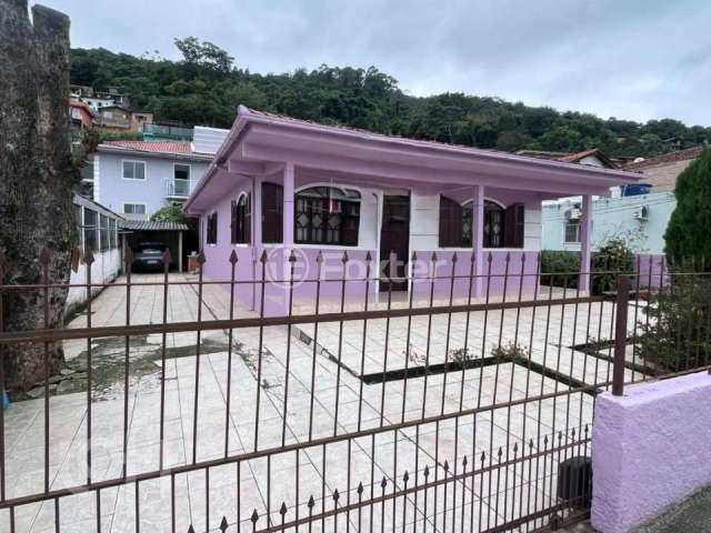 Casa com 4 quartos à venda na Avenida Governador Jorge Lacerda, 2167, Costeira do Pirajubaé, Florianópolis, 136 m2 por R$ 740.000