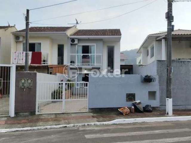 Casa com 2 quartos à venda na Rua Jerivá, 87, Potecas, São José, 70 m2 por R$ 440.000