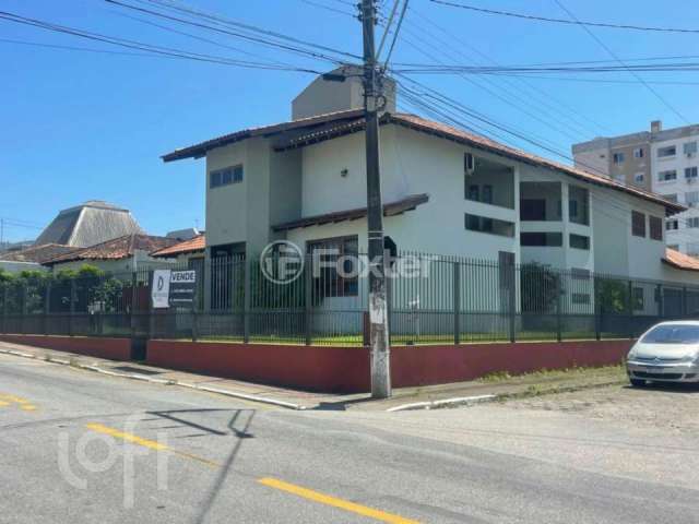 Casa com 4 quartos à venda na Rua Benjamin Gerlach, 1458, Fazenda Santo Antônio, São José, 595 m2 por R$ 2.300.000