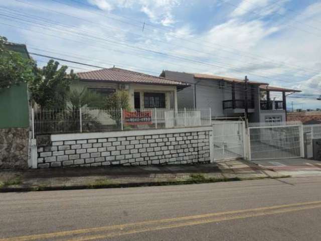 Casa sendo 03 dormitórios com suíte bairro Capoeiras, Florianópolis