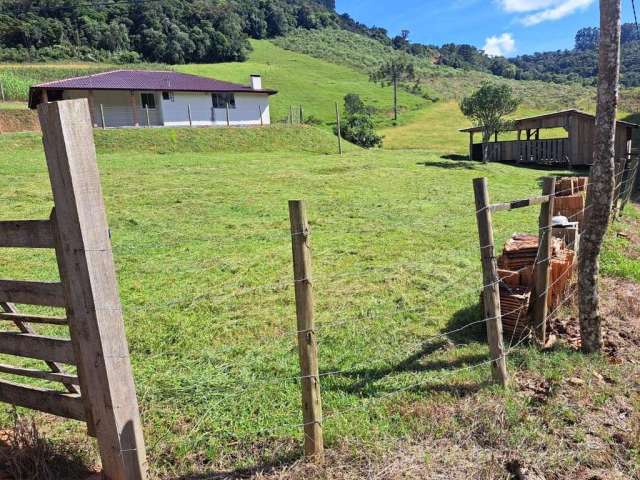 Lindo Sítio Chácara a venda com casa de 03 Dormitórios sendo 02 banheiros em Afredo Wagner-SC