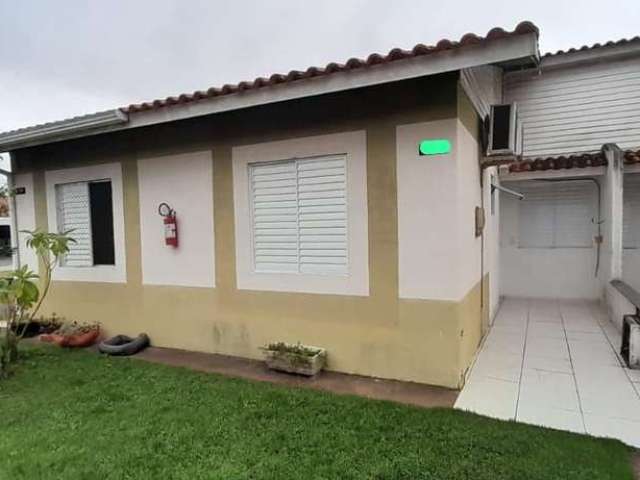 Casa geminada a venda de 03 dormitórios com mobília planejada em condomínio fechado no Bela Vista em