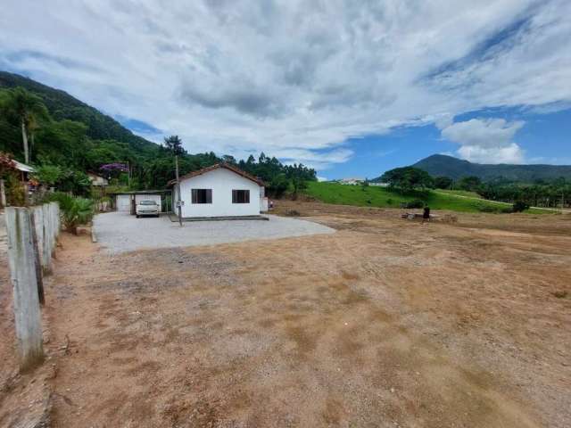 Casa  de 03 dormitórios com terreno de 4 mil metros em Biguaçu/Sc