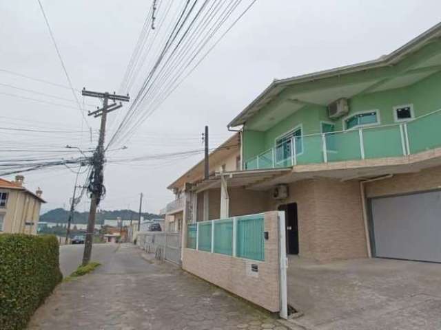 Casa a venda de 03 Dormitórios sendo 01 Suíte mobiliada a venda na Fazenda Santo Antônio-São José-SC