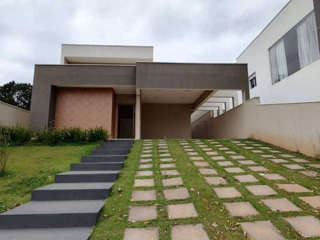 Casa totalmente térrea com 03 suítes, 01 master, área verde, 6 vagas..