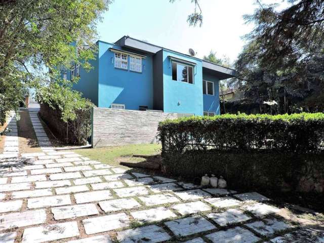 Casa ampla com 06 suítes, linda vista piscina e jardim.