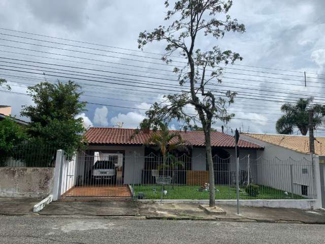 Casa no Bacacheri de frente para rua