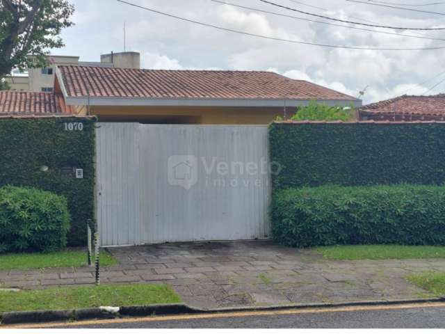 Desfrute de conforto e elegância nesta casa totalmente térrea, localizada em um dos bairros mais desejados de Curitiba, próximo ao Festval Alto da XV.