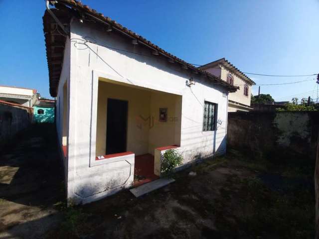 Casa linear no Bairro São Jorge em Campo Grande com quintal amplo.