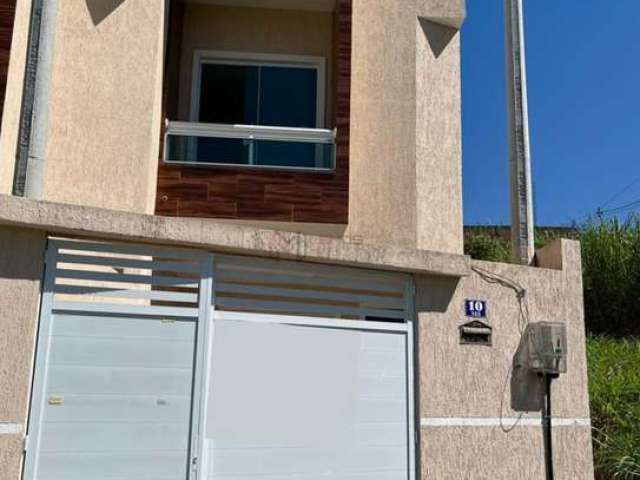 Casa duplex no Condomínio fechado Camila em Santíssimo. Aceita financiamento!