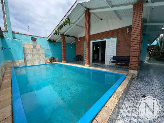 Casa com piscina a 400 metros da praia no bairro Bopiranga