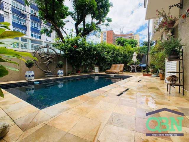 MARAVILHOSA CASA COM 350m² ÚTEIS - 04 SUÍTES - 03 VAGAS - PISCINA - CHURRASQUEIRA - FORNO A LENHA por R$ 3.500M - PONTA DA PRAIA SANTOS/SP