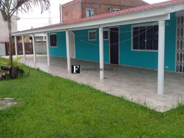 Casa com espaço de terreno faixa mar