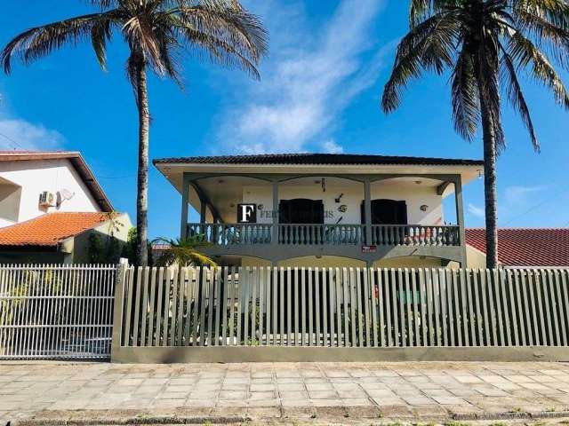 Sobrado com piscina e amplo terreno perto do mar