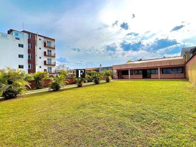 Casa fente mar com terraço e espaço de terreno