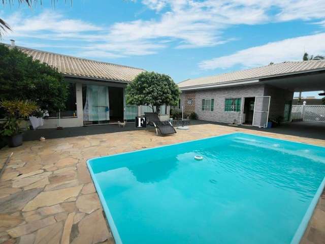 Casa com piscina próxima ao mar em Matinhos Pr