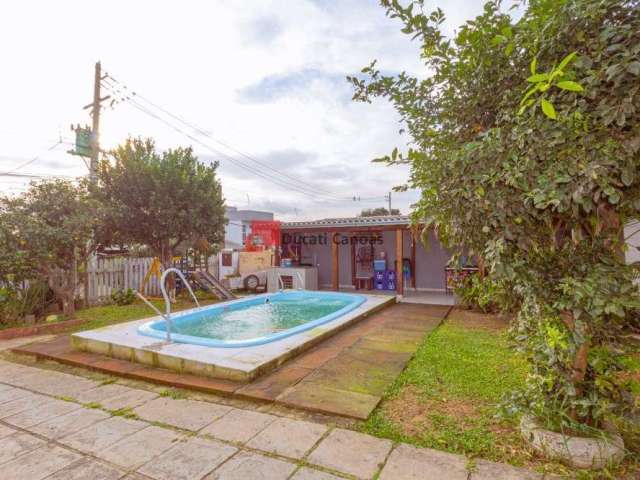 Casa térrea com 03 dormitórios e amplo quintal com piscina.