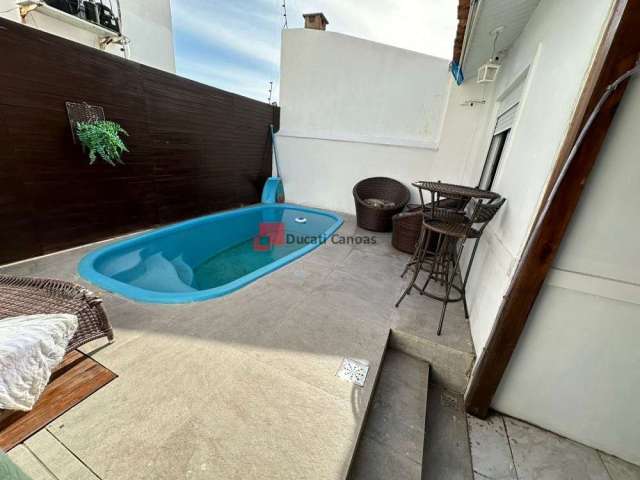 Casa em condomínio com 02 dormitórios e piscina privativa.