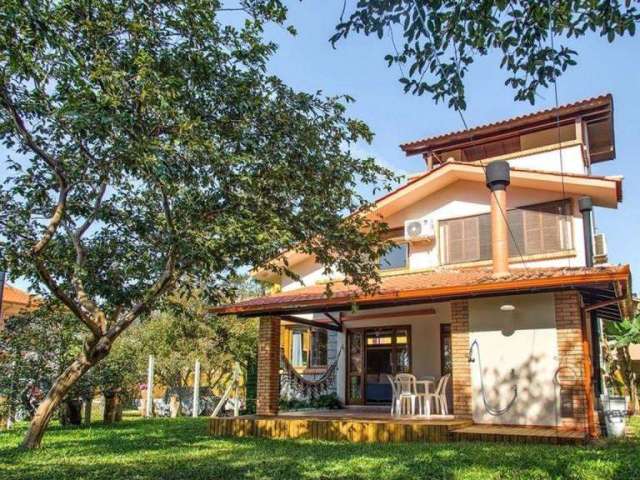 Casa com 3 dormitórios para alugar, 166 m² por R$ 10.992,80/mês - Campeche - Florianópolis/SC