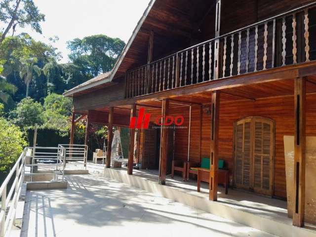 Casa a venda no Bosque do Embu,5 dormitórios sendo 3 suítes,3 salas, piscina, churrasqueira,6 vagas.