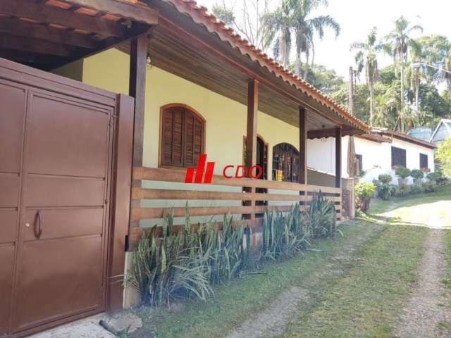 Casa mobiliada em associação na Aldeinha, Itapecerica da Serra-SP: 2 quartos, 1 suíte, 2 salas, 2 banheiros, 4 vagas - 140m².