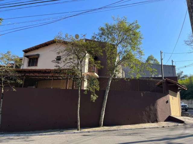 Casa  à venda no Campo Limpo em São Paulo-SP: 2 quartos, 2 salas, 2 banheiros, 3 vagas de garagem!