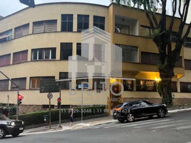 Apartamento à 02 quadras da Avenida Paulista e em frente ao Cidade Matarazzo. São 02 dormitórios, sala de estar, sala de jantar, 01 vaga e depósito