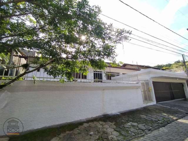 Casa com 3 quartos para alugar no Velha, Blumenau , 270 m2 por R$ 2.750