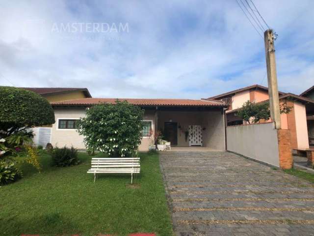 Locação anual -casa terrea em condominio fechado com piscina privativa, quadra de tenis.